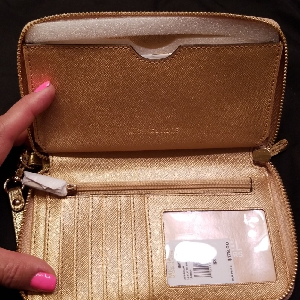 Michael Kors Hayes Multifunction Wristlet - Picture 5 of 8